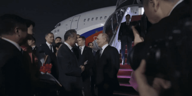 Guardia de honor y alfombra roja: Putin aterriza en Pekín