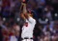 Bravos activan a Raisel Iglesias y designan para asignación a Carlos Carrasco