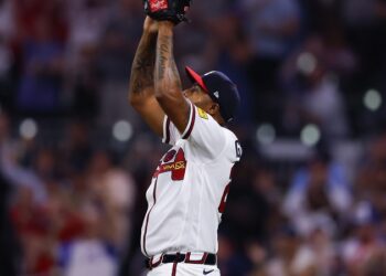Bravos activan a Raisel Iglesias y designan para asignación a Carlos Carrasco