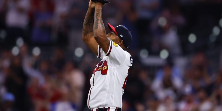 Bravos activan a Raisel Iglesias y designan para asignación a Carlos Carrasco