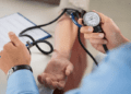 La presión arterial alta puede aparecer a cualquier edad: cómo prevenirla y detectarla a tiempo