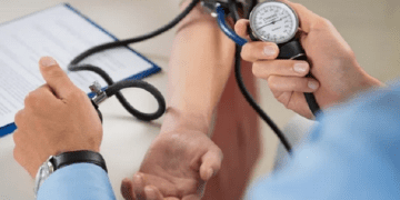 La presión arterial alta puede aparecer a cualquier edad: cómo prevenirla y detectarla a tiempo