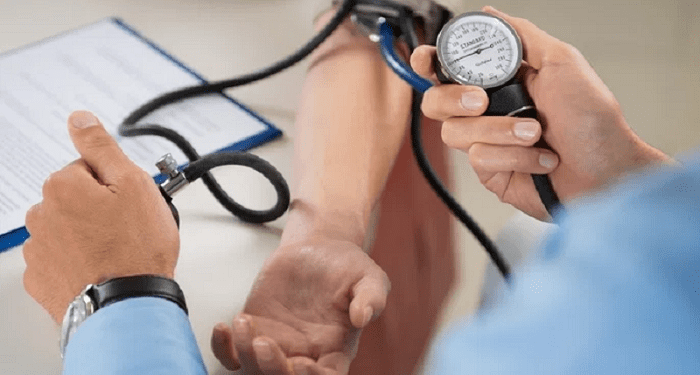 La presión arterial alta puede aparecer a cualquier edad: cómo prevenirla y detectarla a tiempo