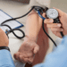 La presión arterial alta puede aparecer a cualquier edad: cómo prevenirla y detectarla a tiempo