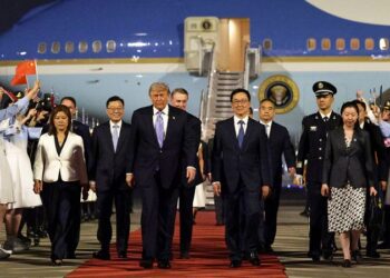 Trump arriba a China para su esperada reunión con Xi, en medio de un clima de tensión global