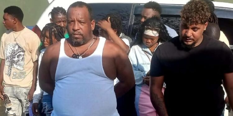Ejército pone a disposición del Ministerio Público a dos dominicanos detenidos con 11 haitianos indocumentados