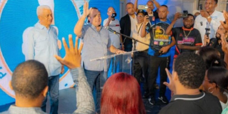 Secretario general y regidor de la Fuerza del Pueblo en Cotuí se juramenta en el PRM