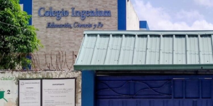 Padres de estudiantes del Colegio Ingenium reclaman respuesta del Ministerio de Educación tras cierre inesperado