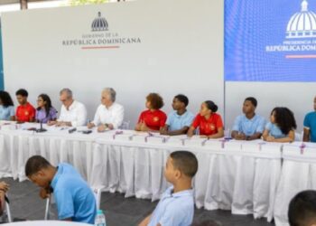 Abinader sostiene encuentro con estudiantes de liceos y colegios en Jimaní