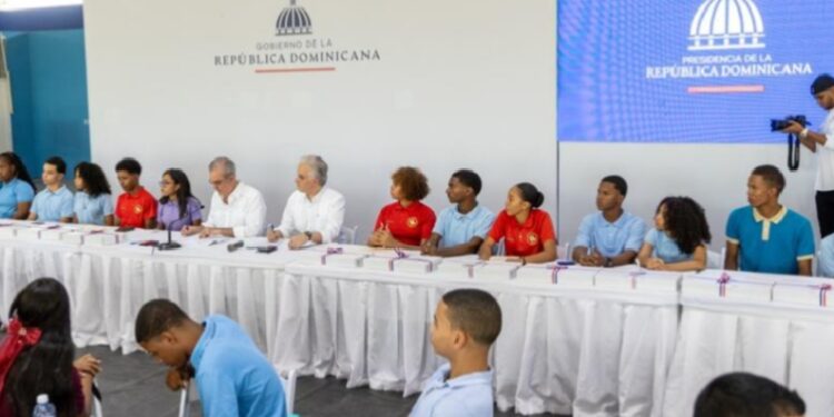 Abinader sostiene encuentro con estudiantes de liceos y colegios en Jimaní