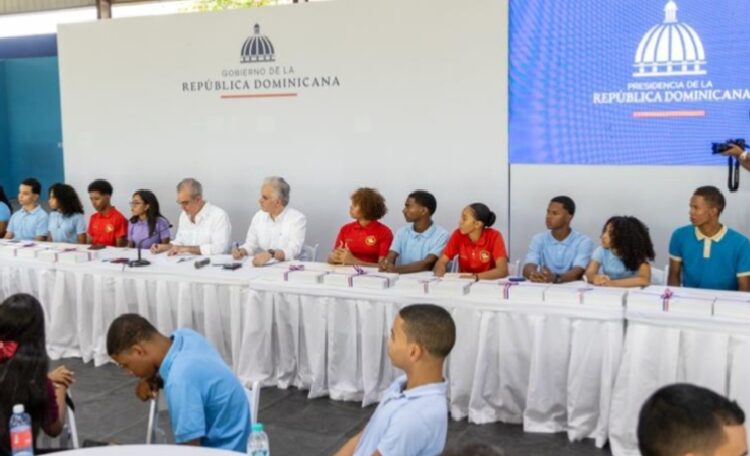Abinader sostiene encuentro con estudiantes de liceos y colegios en Jimaní