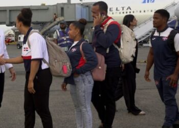 65 personas llegan desde Venezuela en un vuelo humanitario 