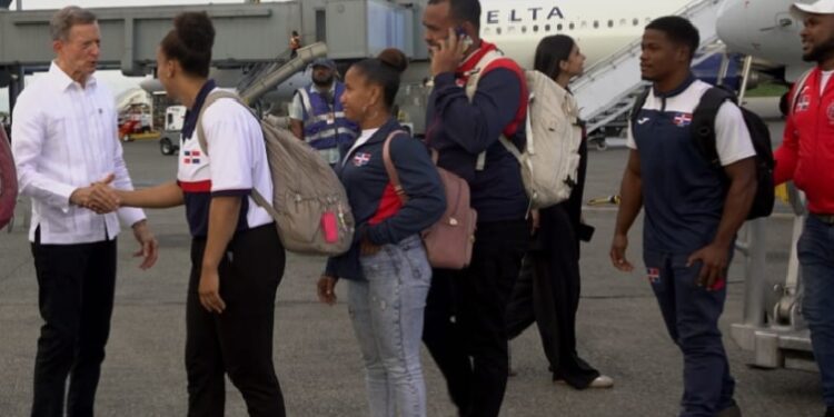 65 personas llegan desde Venezuela en un vuelo humanitario 