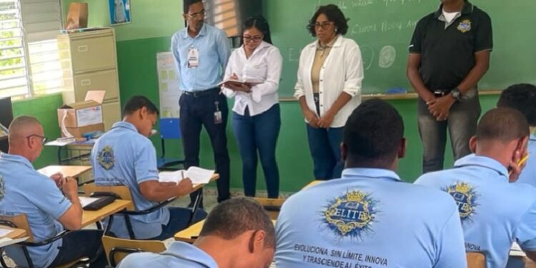 Más de 200 presos reciben las Pruebas Nacionales 