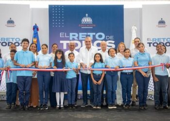 Presidente Abinader inaugura techado deportivo-escolar de la Escuela Narciso Alberti, en Cevicos
