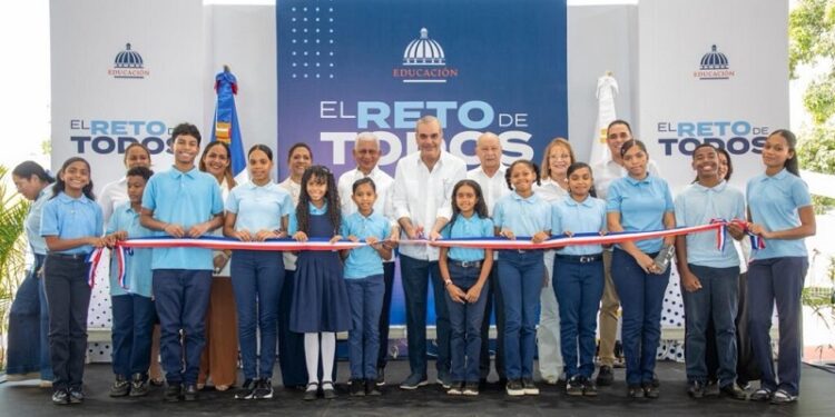 Presidente Abinader inaugura techado deportivo-escolar de la Escuela Narciso Alberti, en Cevicos
