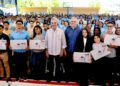 Abinader exhorta a estudiantes a prepararse en inglés, tecnología y valores para alcanzar el éxito