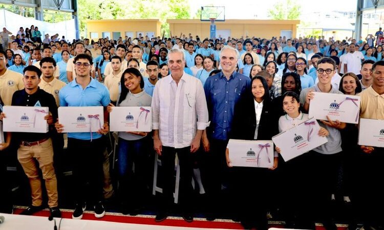 Abinader exhorta a estudiantes a prepararse en inglés, tecnología y valores para alcanzar el éxito