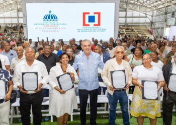Presidente Abinader entrega 2.322 títulos de propiedad en Domingo Savio