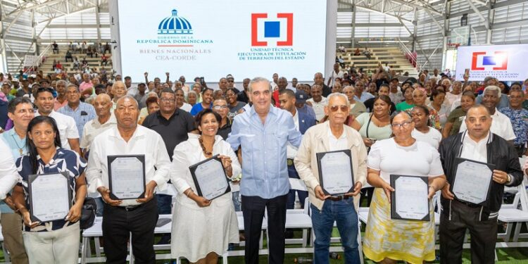 Presidente Abinader entrega 2.322 títulos de propiedad en Domingo Savio