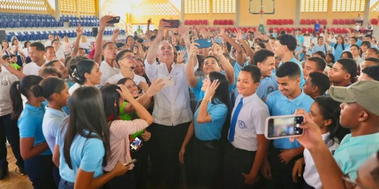Presidente Abinader dispone que el Mescyt evalúe desde quinto de bachillerato las solicitudes de becas
