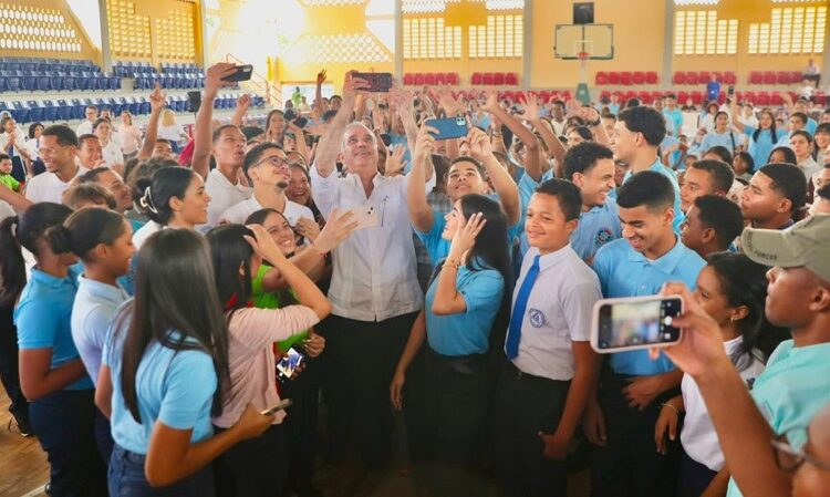 Presidente Abinader dispone que el Mescyt evalúe desde quinto de bachillerato las solicitudes de becas