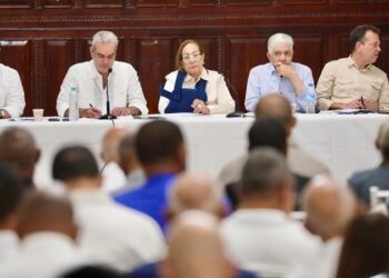 Presidente Abinader se reúne con líderes comunitarios y evalúa avances de obras clave