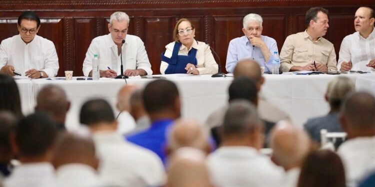 Presidente Abinader se reúne con líderes comunitarios y evalúa avances de obras clave