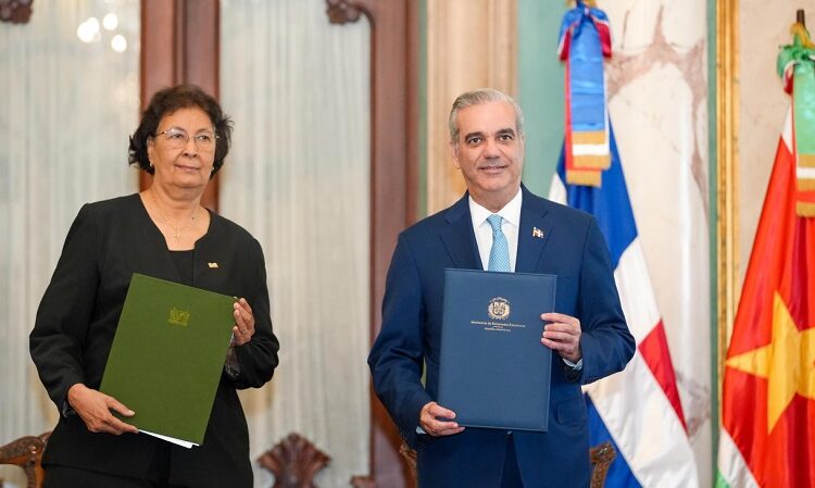 Gobiernos dominicano y de Surinam firman acuerdos de cooperación y alianzas estratégicas en el sector turístico, agricultura e inversión privada