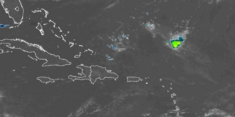 Aguaceros, tronadas y ráfagas de viento por onda tropical y vaguada