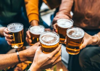Beber alcohol aumenta el riesgo de 10 tipos de cáncer, incluso en bajas cantidades