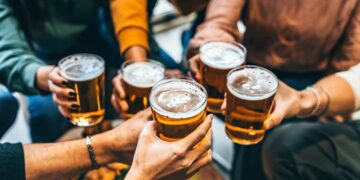 Beber alcohol aumenta el riesgo de 10 tipos de cáncer, incluso en bajas cantidades