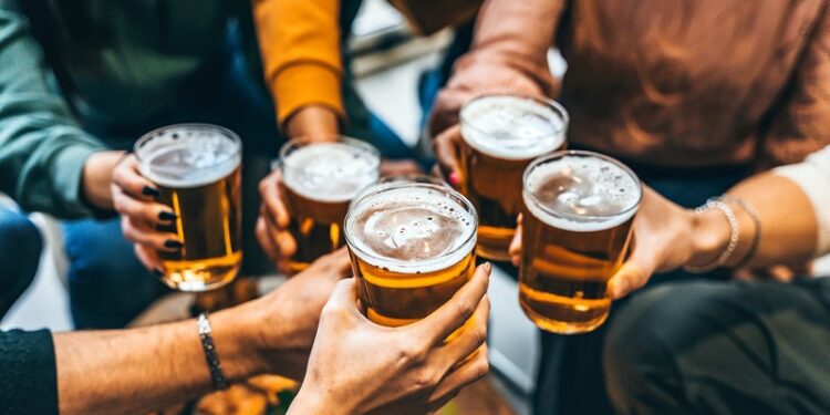 Beber alcohol aumenta el riesgo de 10 tipos de cáncer, incluso en bajas cantidades