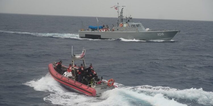 Guardia Costera repatria a 32 extranjeros a la Armada dominicana, de 40 intervenidos
