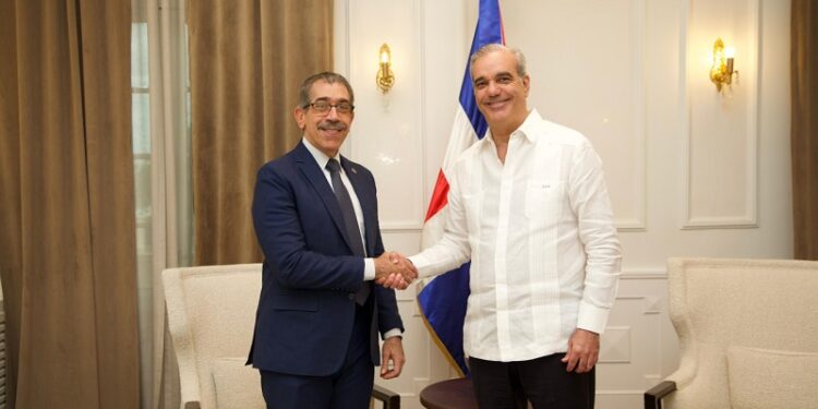 Presidente Abinader recibe al electo rector de la UASD, Jorge Asjana David