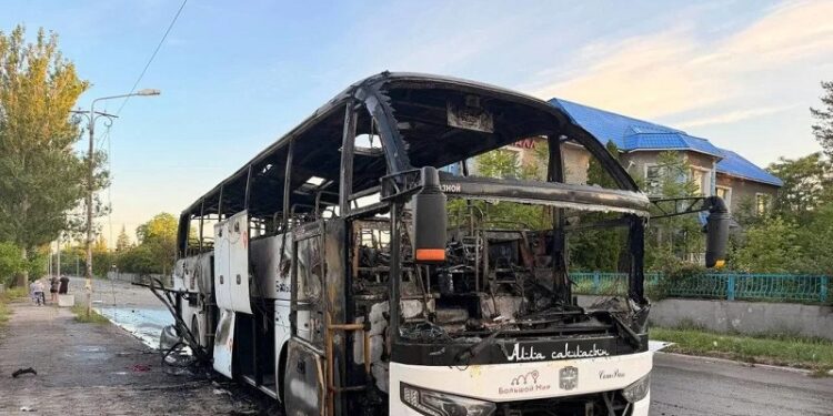 Dron ucraniano ataca un autobús de pasajeros en Rusia y mata a 8 personas (FOTOS, VIDEOS)