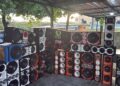 Policía ocupa 93 bocinas, retiene seis vehículos e incauta dos armas de fuego durante operativos