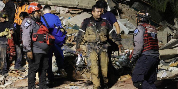 Se elevan a 235 los muertos y a más de 4.300 los heridos por el doble sismo en Venezuela