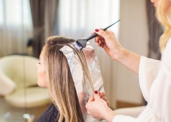Hallan sustancias tóxicas en más de 20 populares tintes de cabello domésticos