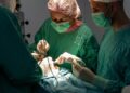 Médicos rusos realizan una compleja cirugía a un recién nacido