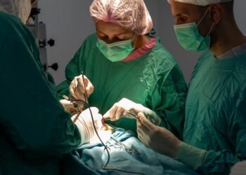 Médicos rusos realizan una compleja cirugía a un recién nacido