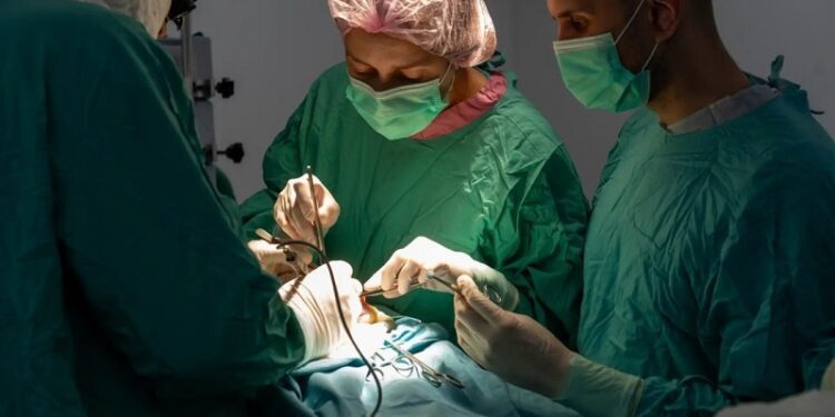 Médicos rusos realizan una compleja cirugía a un recién nacido