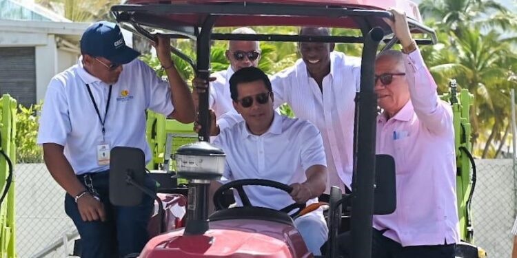 Collado entrega 42 equipos a ayuntamientos con vocación turística para recolección de desechos