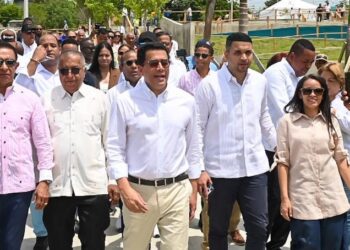 David Collado supervisa construcción de obra en los Bajos de Haina