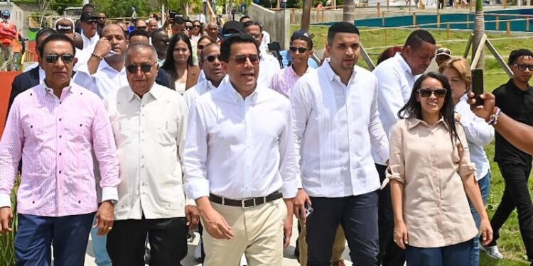 David Collado supervisa construcción de obra en los Bajos de Haina