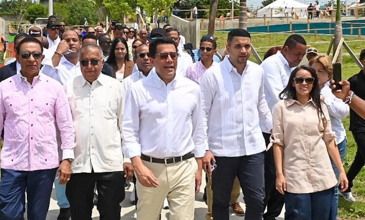 David Collado supervisa construcción de obra en los Bajos de Haina
