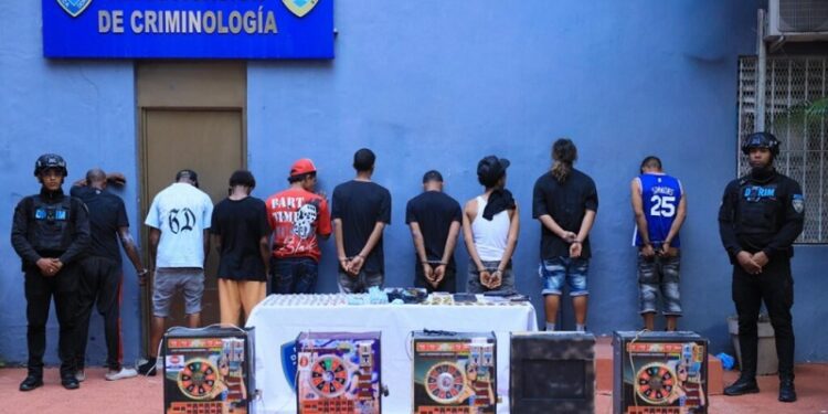 Policía ocupa drogas, armas y máquinas tragamonedas en operativos simultáneos