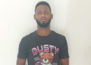 Policía apresa hombre requerido por presunto robo en Laguna Salada