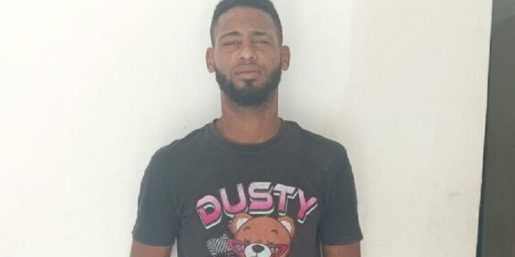 Policía apresa hombre requerido por presunto robo en Laguna Salada
