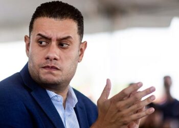 Alcalde de Camuy construye en playa protegida con orden de paralización activa e informe ambiental oculto